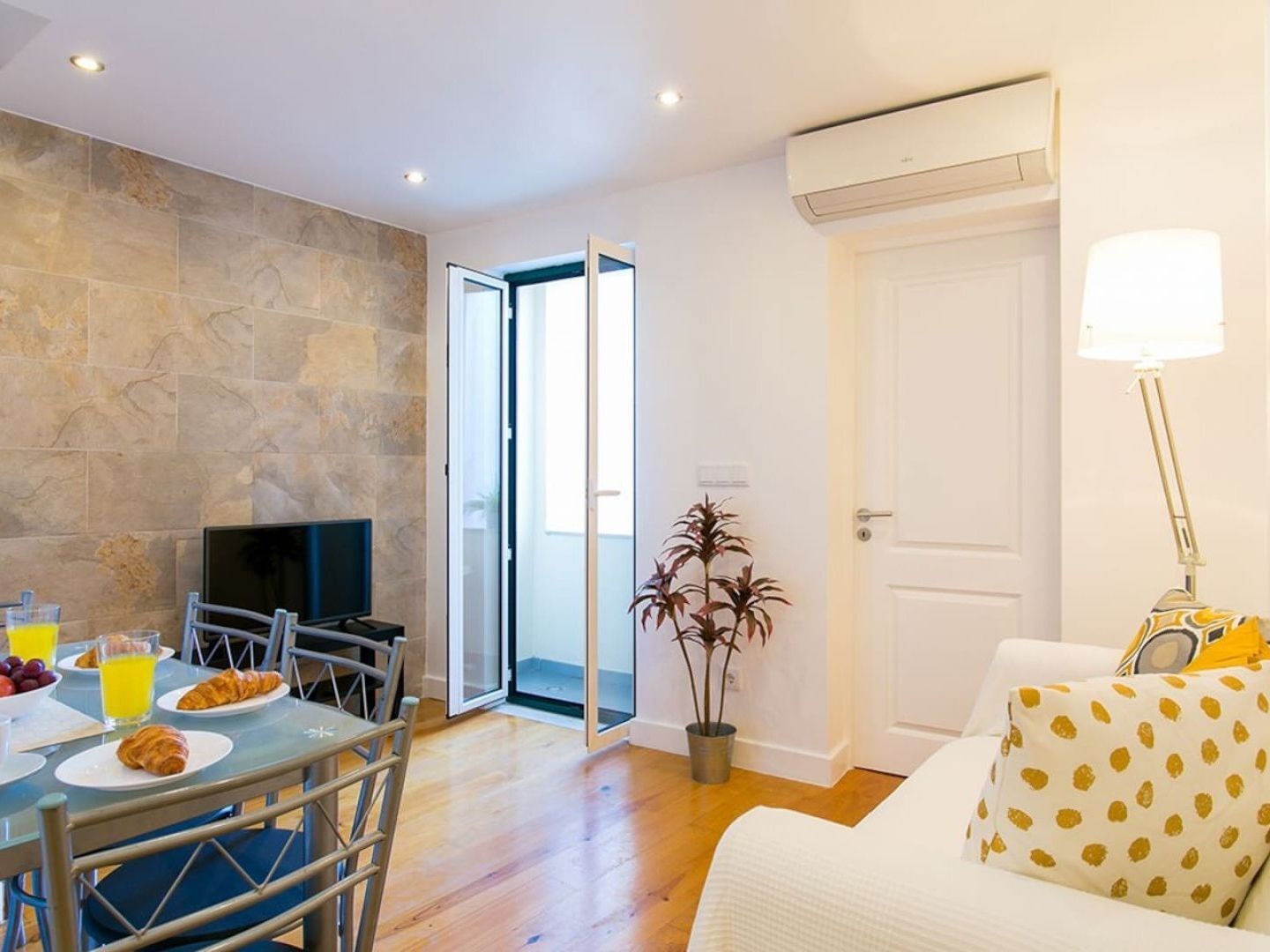 Joivy Cosy 1-bed Flat With Balcony In Alfama, Moments From The Port Appartement Lissabon